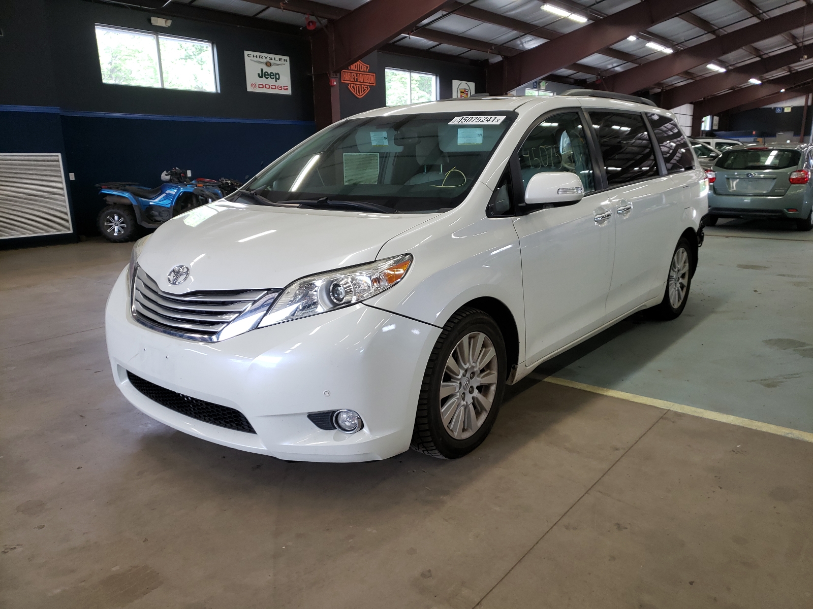 Photo 2 from auction – 2013 TOYOTA SIENNA XLE with VIN 5TDYK3DC2DS324539