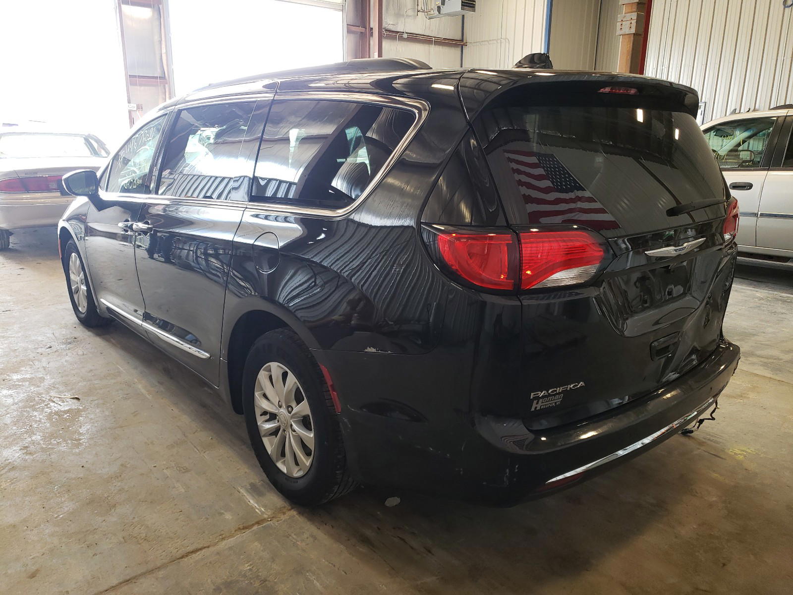 Photo 3 from auction – 2017 CHRYSLER PACIFICA T with VIN 2C4RC1BG4HR758018