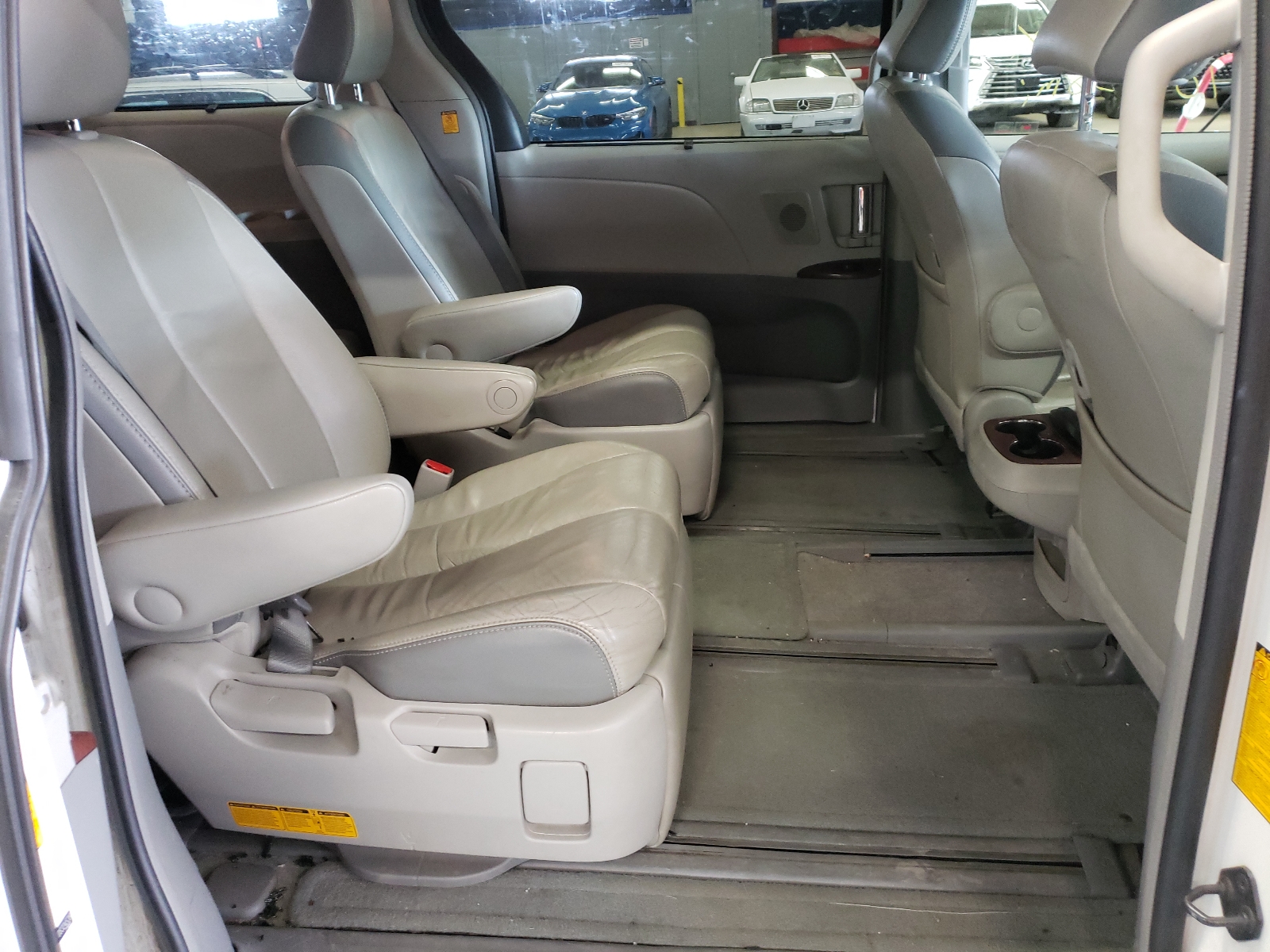 Photo 6 from auction – 2013 TOYOTA SIENNA XLE with VIN 5TDYK3DC2DS324539