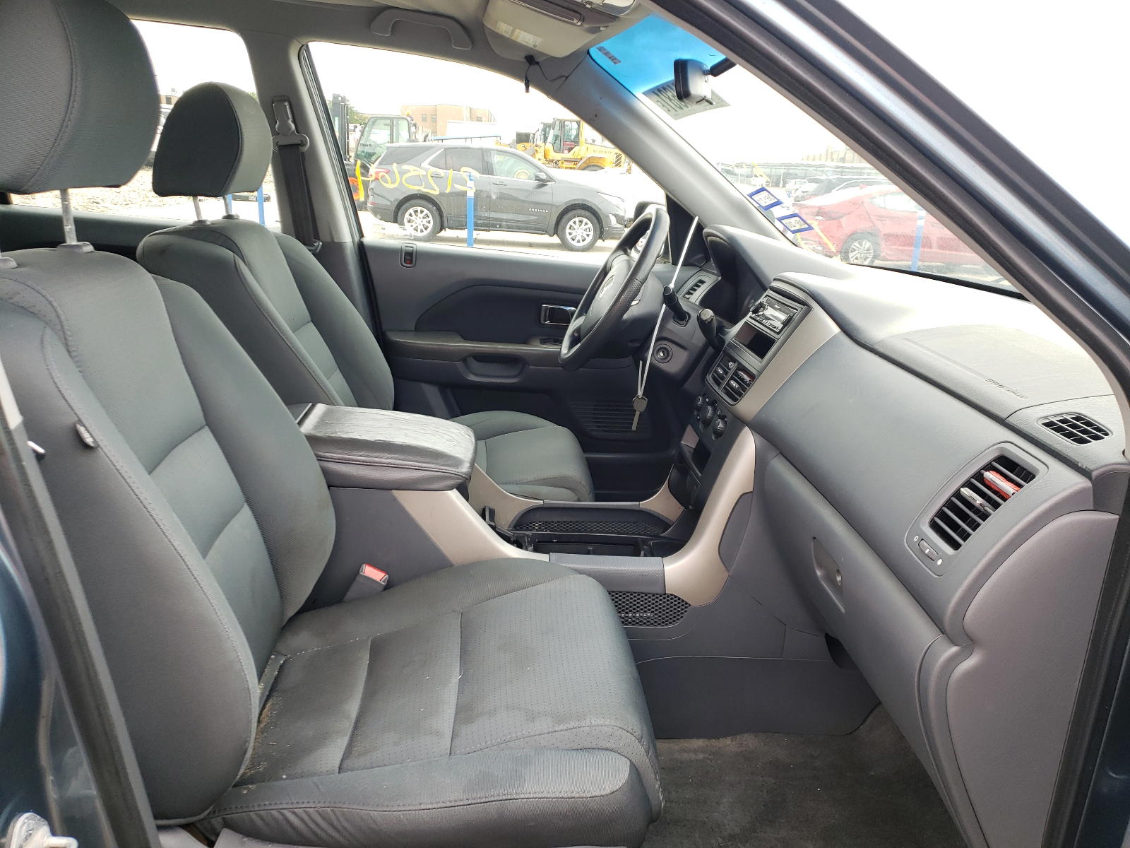 Photo 5 from auction – 2006 HONDA PILOT LX with VIN 5FNYF18136B001447