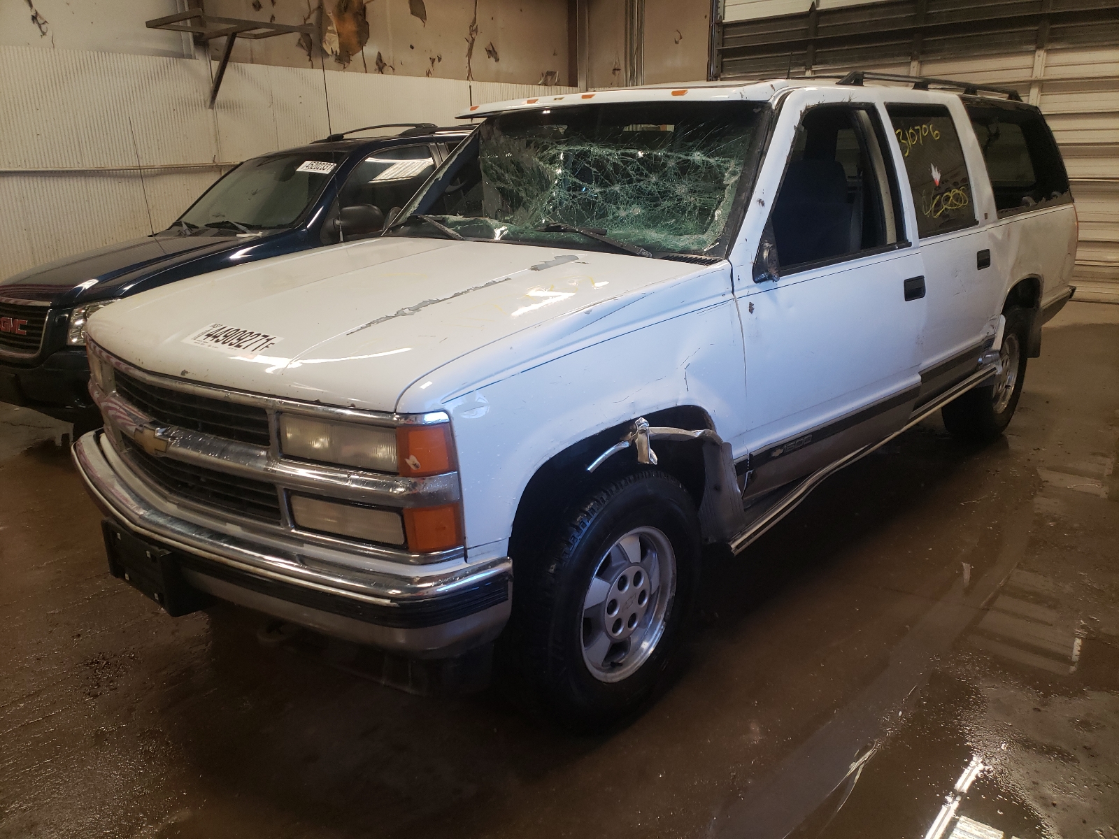 Photo 2 from auction – 1995 CHEVROLET SUBURBAN K with VIN 3GNFK16K8SG117737