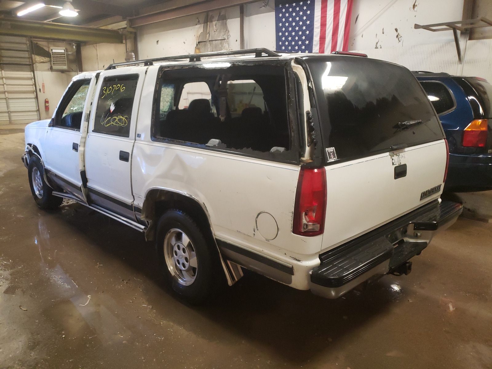 Photo 3 from auction – 1995 CHEVROLET SUBURBAN K with VIN 3GNFK16K8SG117737