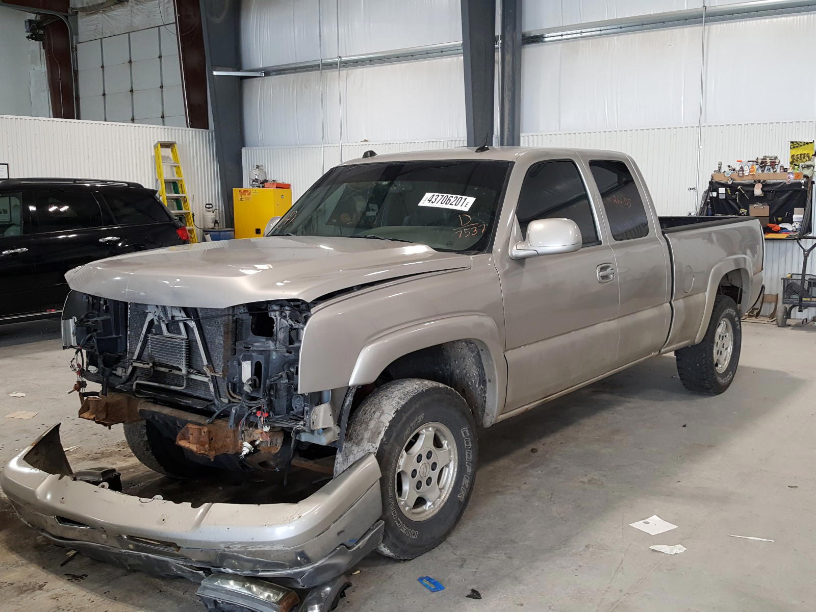 Photo 2 from auction – 2004 CHEVROLET SILVERADO with VIN 2GCEK19TX41287537