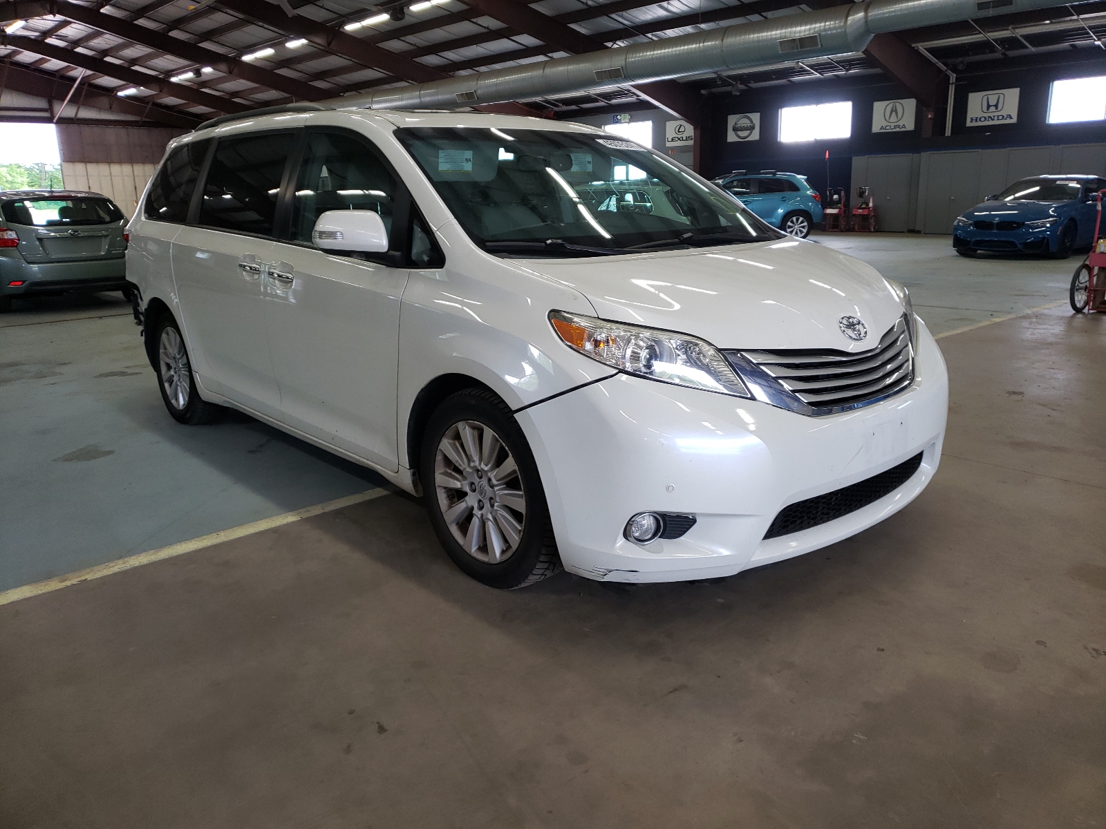 Photo 1 from auction – 2013 TOYOTA SIENNA XLE with VIN 5TDYK3DC2DS324539