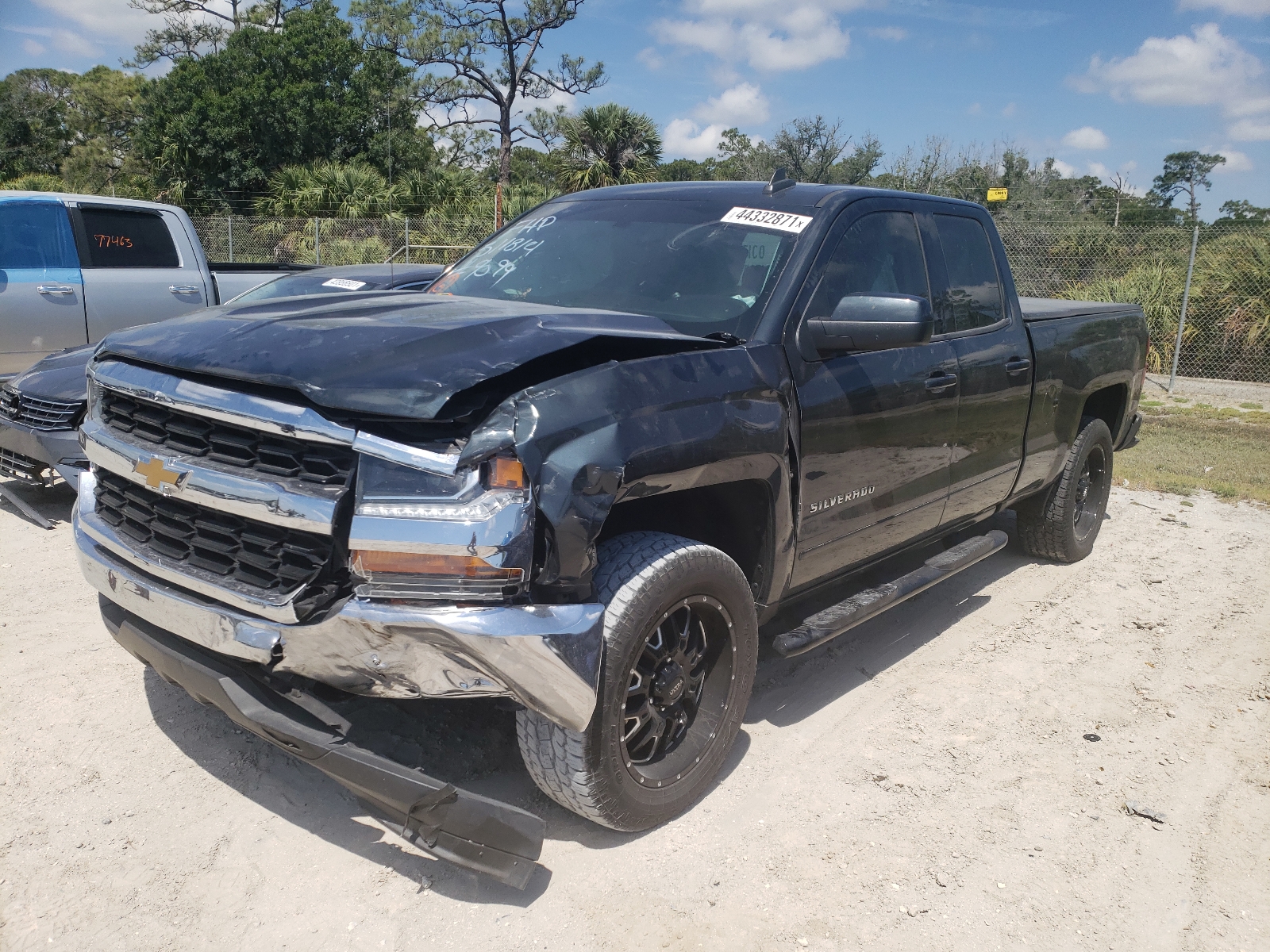Photo 2 from auction – 2018 CHEVROLET SILVERADO with VIN 1GCRCREC6JZ168082