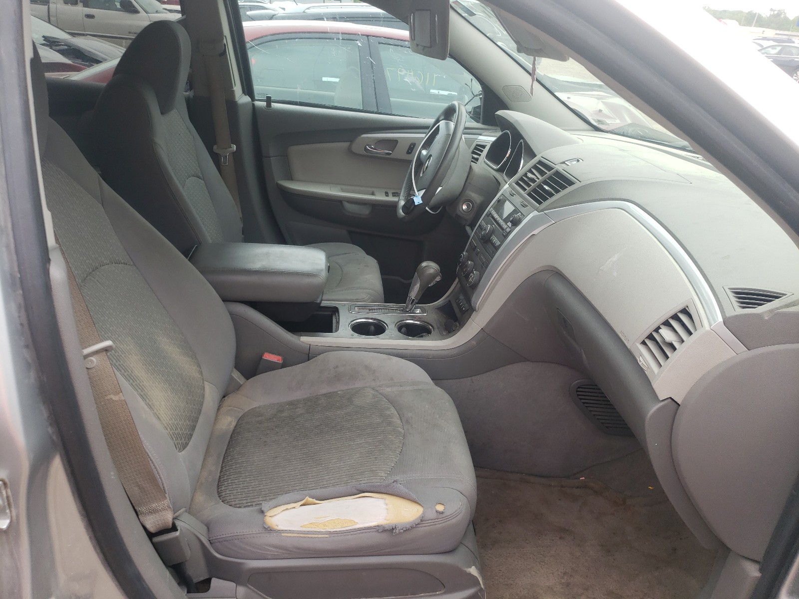 Photo 5 from auction – 2010 CHEVROLET TRAVERSE L with VIN 1GNLRFED8AJ226694
