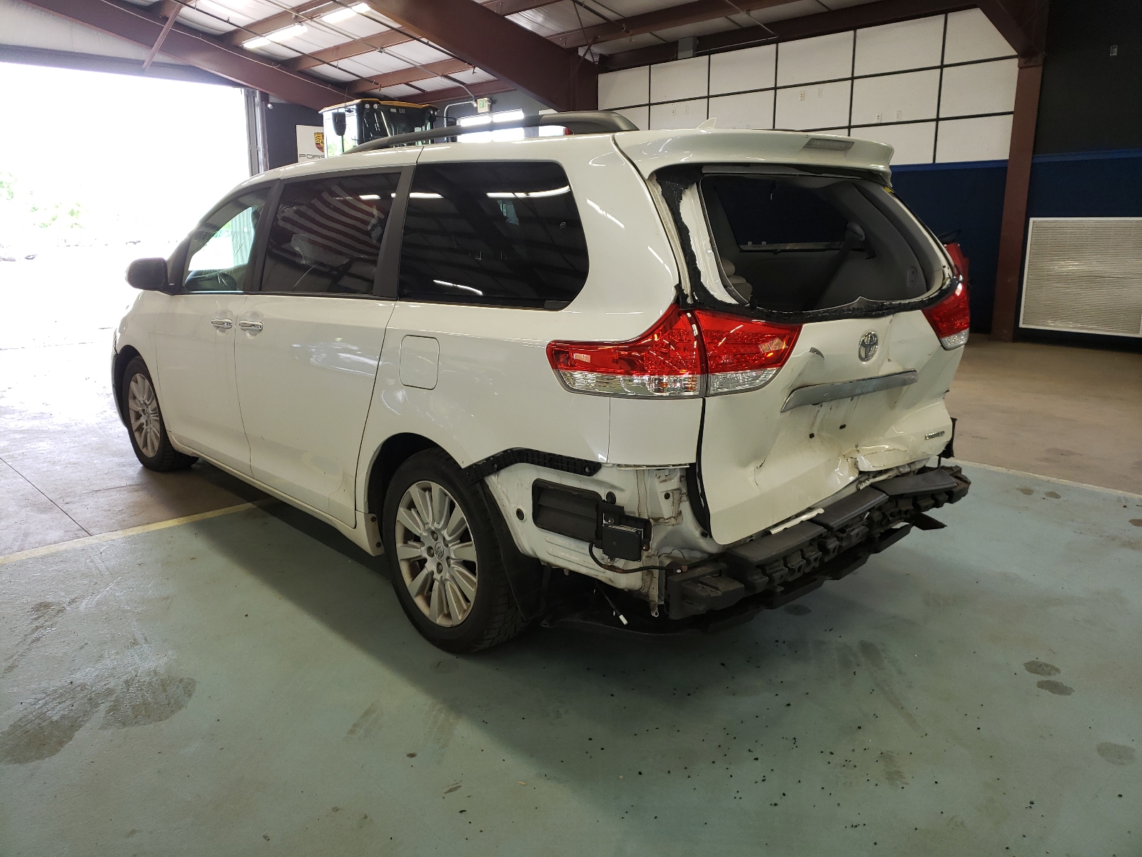 Photo 3 from auction – 2013 TOYOTA SIENNA XLE with VIN 5TDYK3DC2DS324539