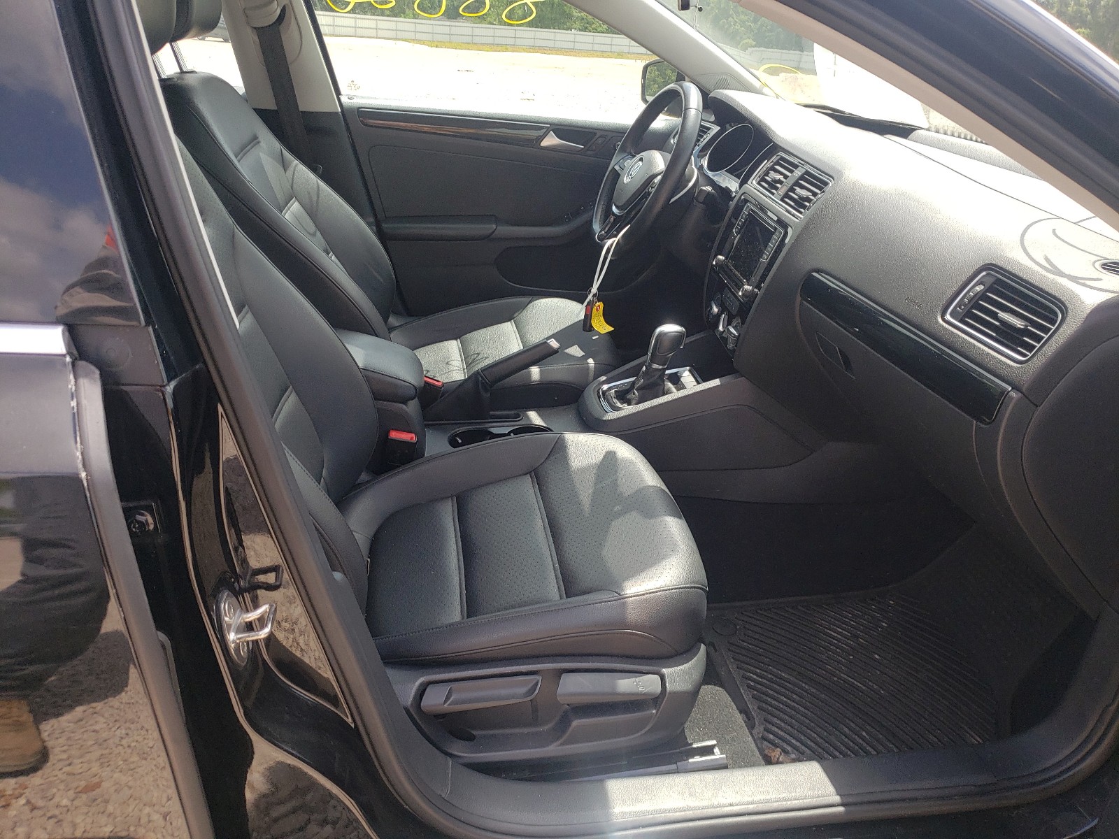 Photo 5 from auction – 2016 VOLKSWAGEN JETTA SEL with VIN 3VWL17AJ0GM220429
