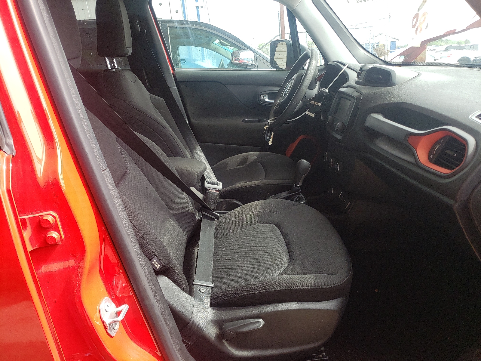Photo 5 from auction – 2018 JEEP RENEGADE S with VIN ZACCJBAB4JPH95118