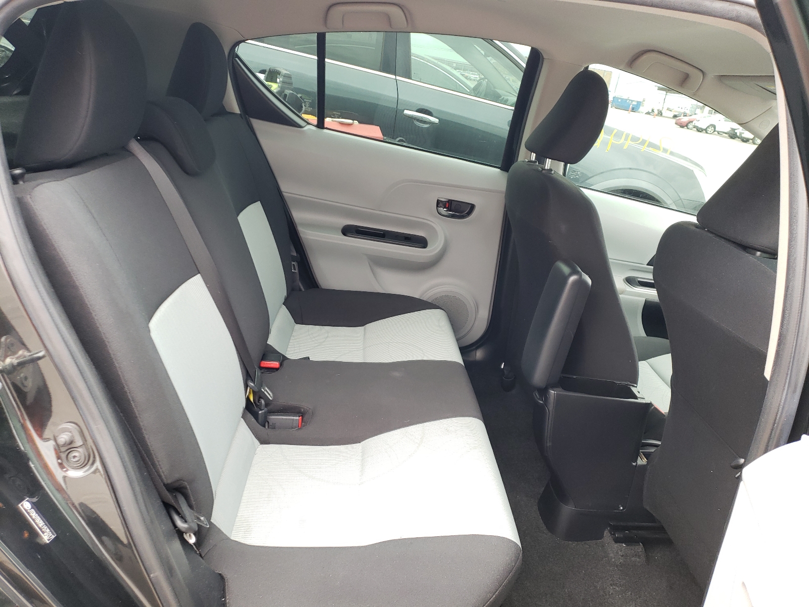 Photo 6 from auction – 2014 TOYOTA PRIUS C with VIN JTDKDTB35E1575217