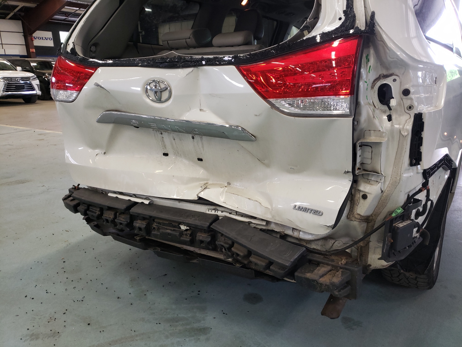 Photo 9 from auction – 2013 TOYOTA SIENNA XLE with VIN 5TDYK3DC2DS324539