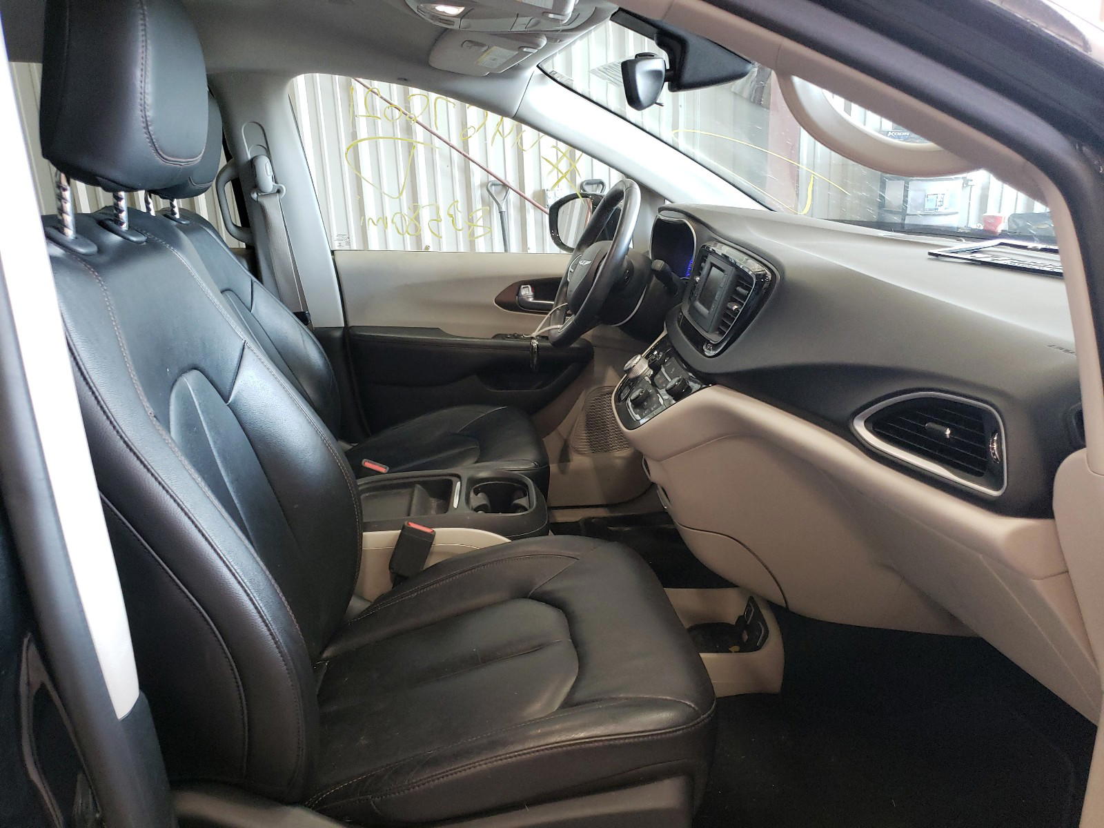 Photo 5 from auction – 2017 CHRYSLER PACIFICA T with VIN 2C4RC1BG4HR758018