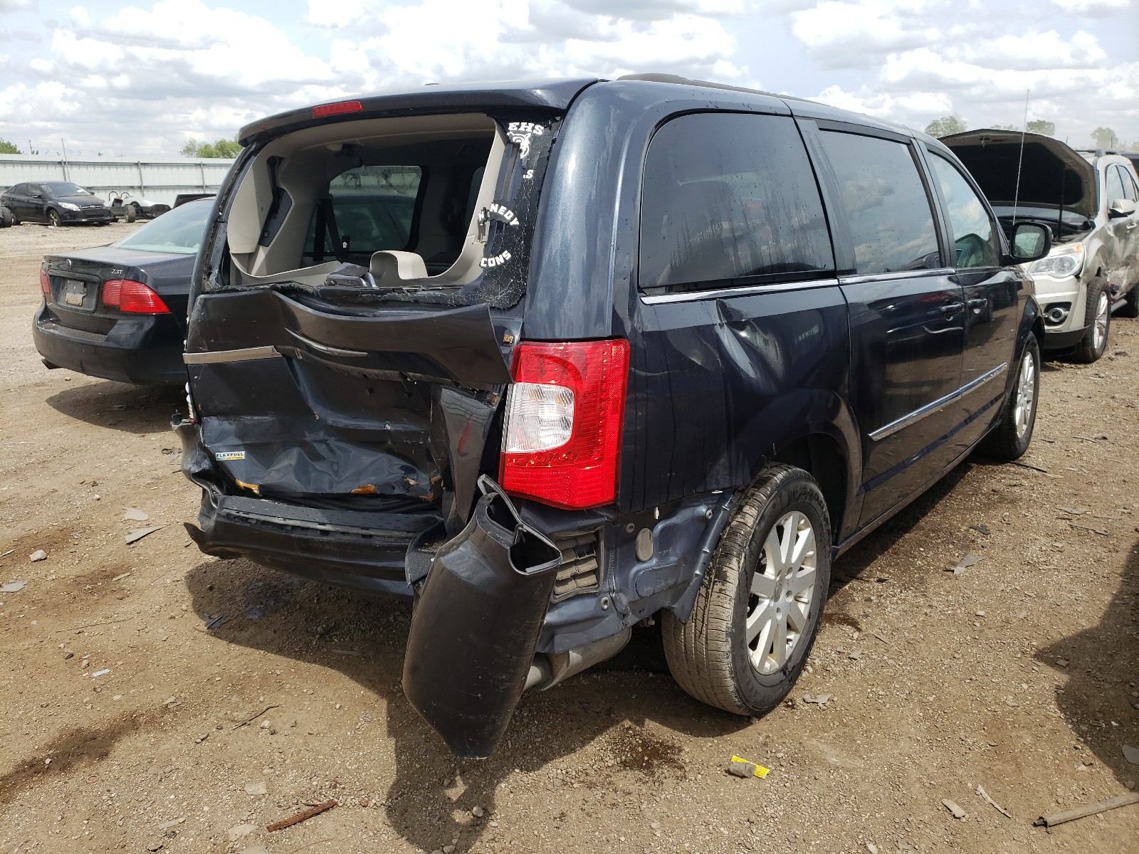 Photo 4 from auction – 2014 CHRYSLER TOWN & COU with VIN 2C4RC1BG9ER434302