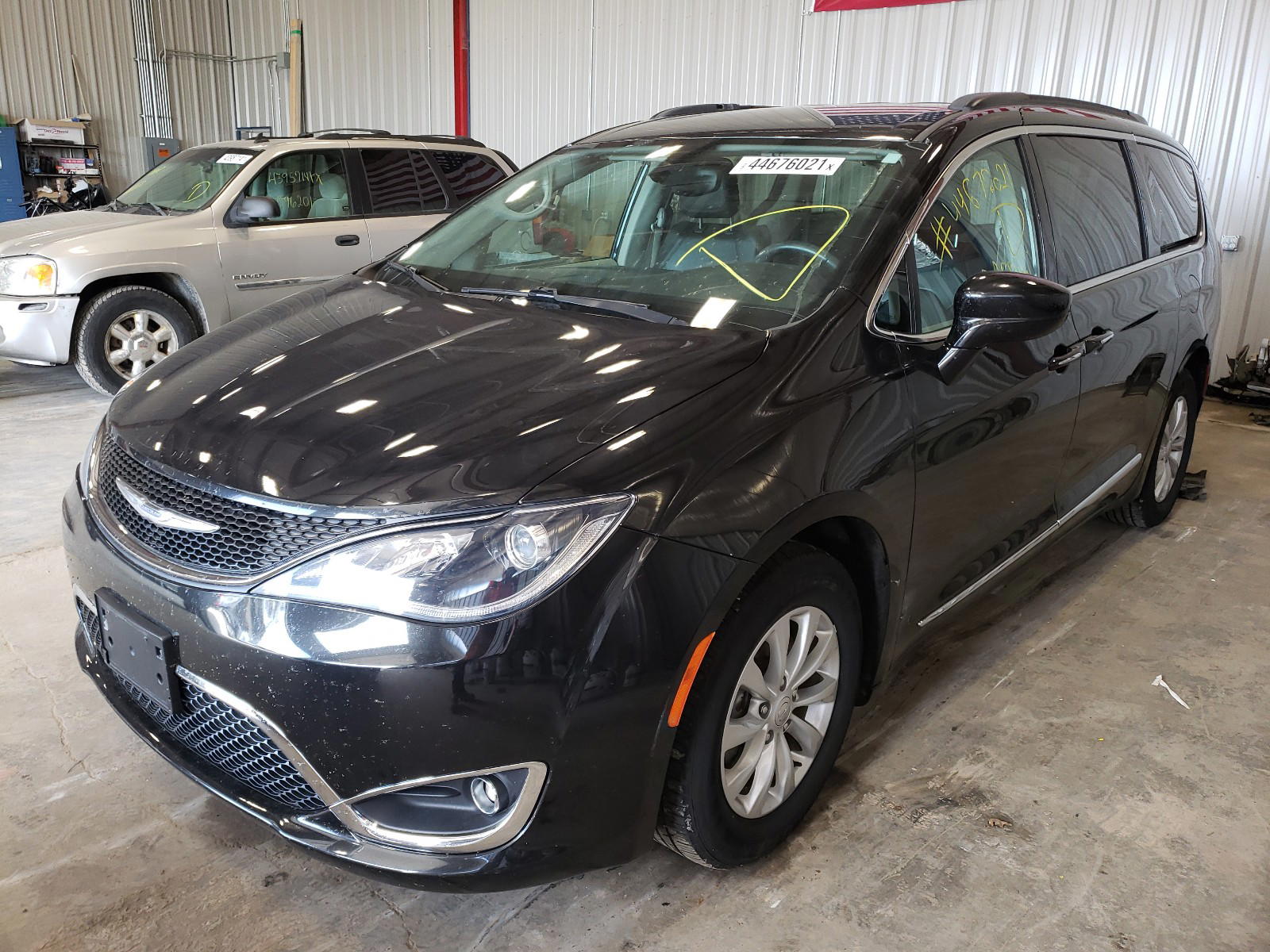 Photo 2 from auction – 2017 CHRYSLER PACIFICA T with VIN 2C4RC1BG4HR758018