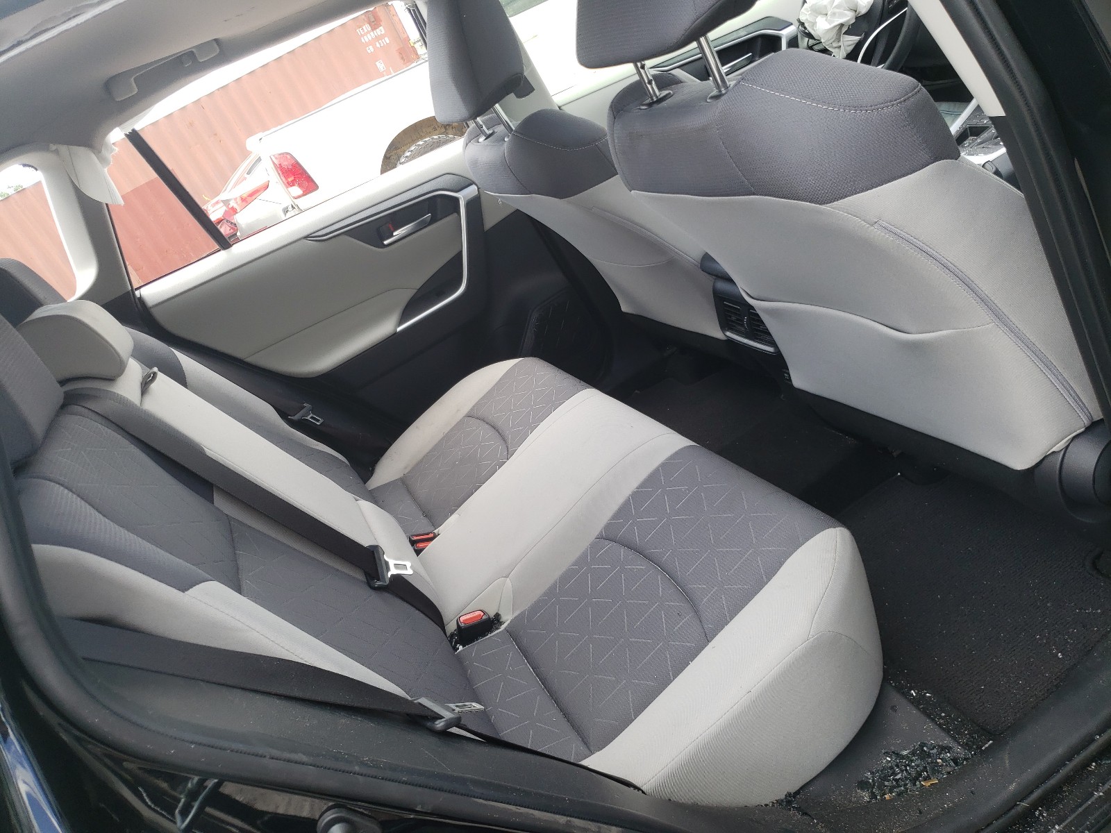 Photo 6 from auction – 2020 TOYOTA RAV4 XLE with VIN JTMW1RFV9LD518801