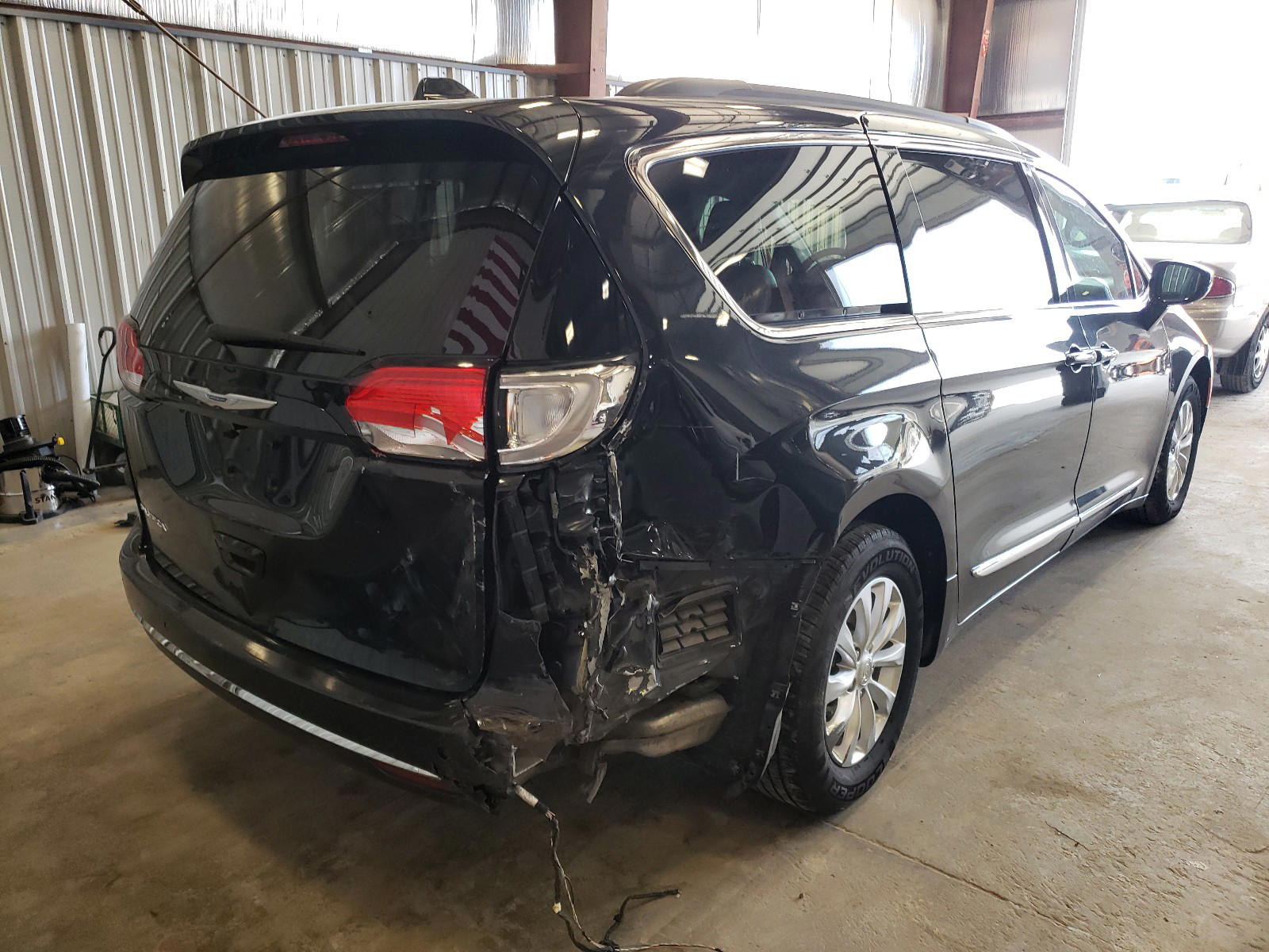 Photo 4 from auction – 2017 CHRYSLER PACIFICA T with VIN 2C4RC1BG4HR758018