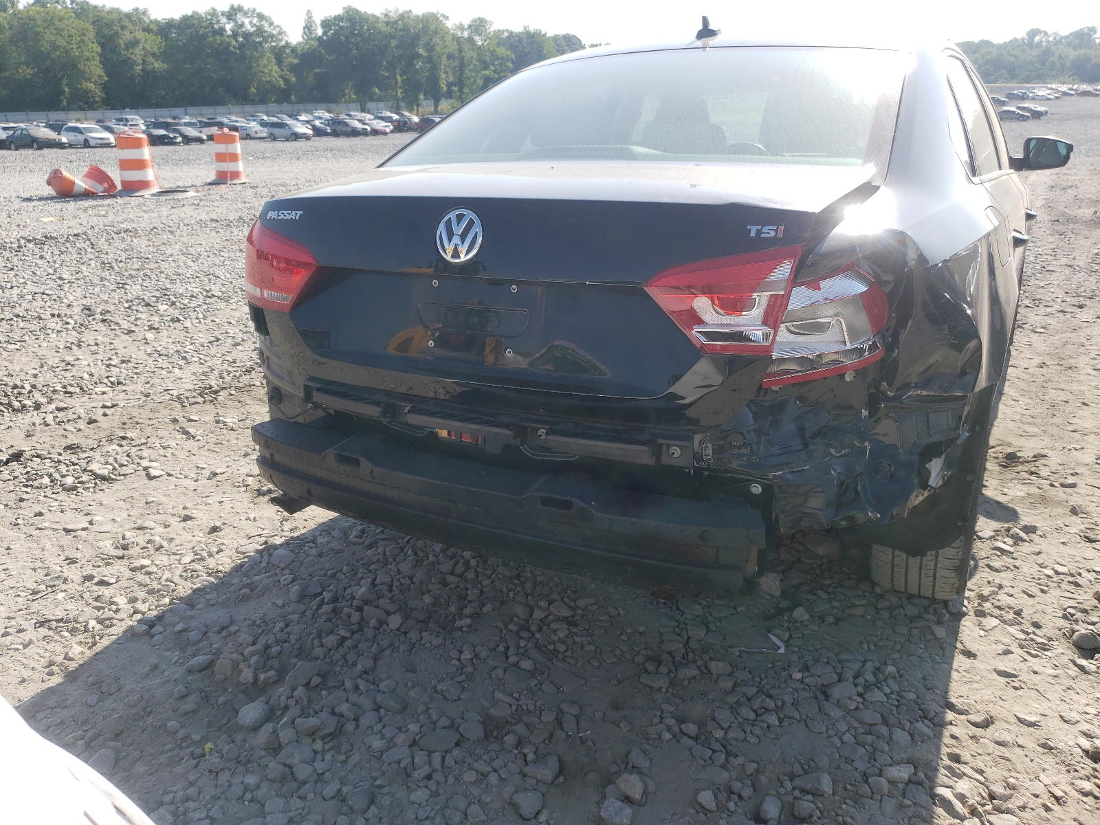 Photo 9 from auction – 2015 VOLKSWAGEN PASSAT S with VIN 1VWAT7A37FC080656