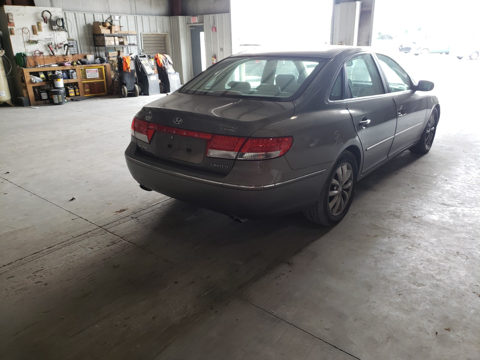 Photo 4 from auction – 2006 HYUNDAI AZERA SE with VIN KMHFC46F86A106893