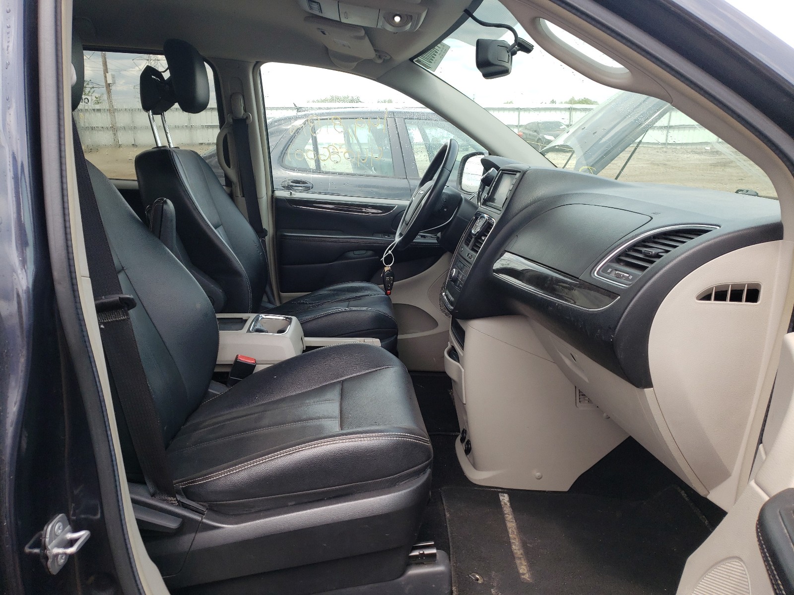 Photo 5 from auction – 2014 CHRYSLER TOWN & COU with VIN 2C4RC1BG9ER434302