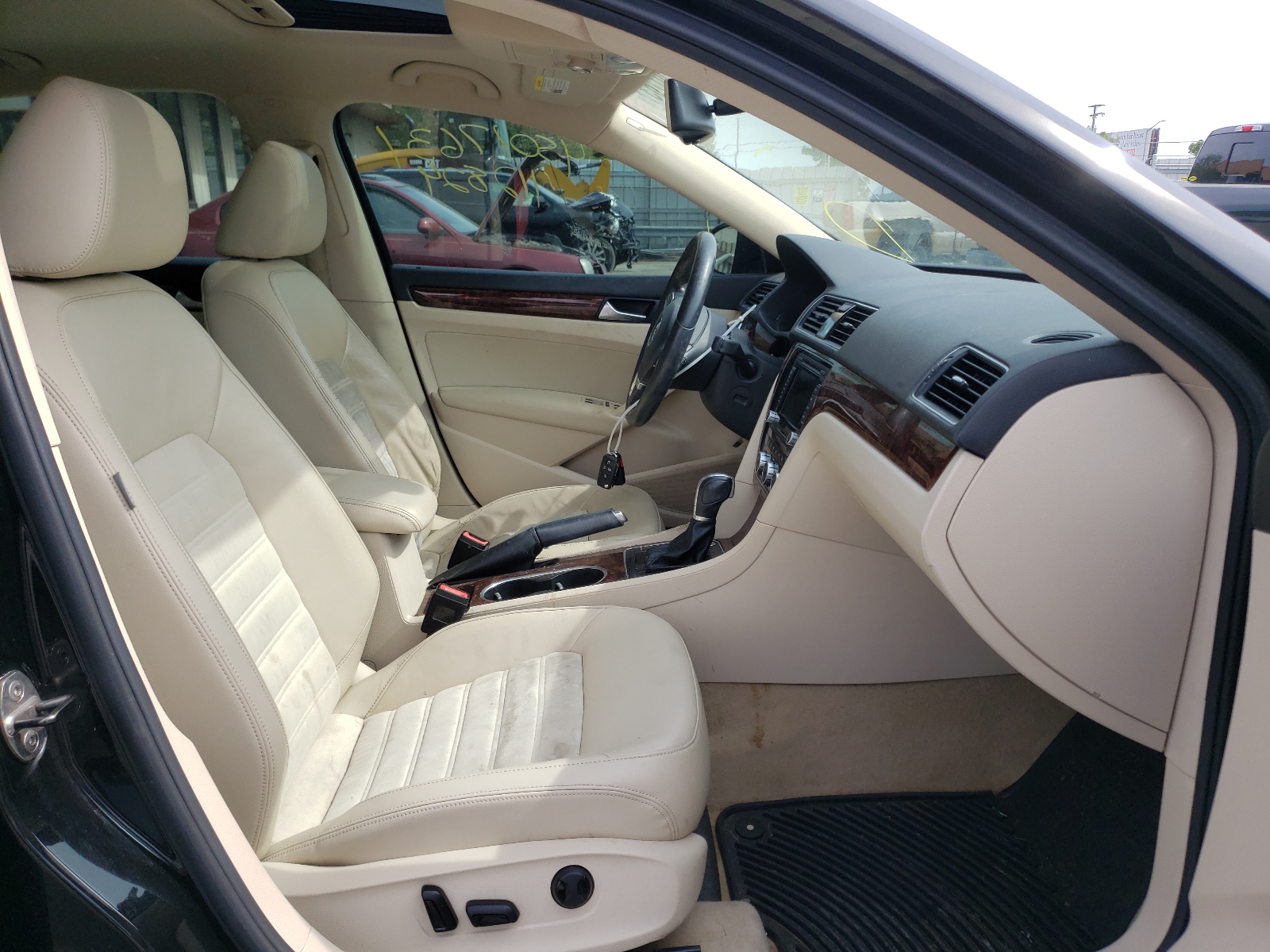Photo 5 from auction – 2013 VOLKSWAGEN PASSAT SEL with VIN 1VWCH7A31DC047790
