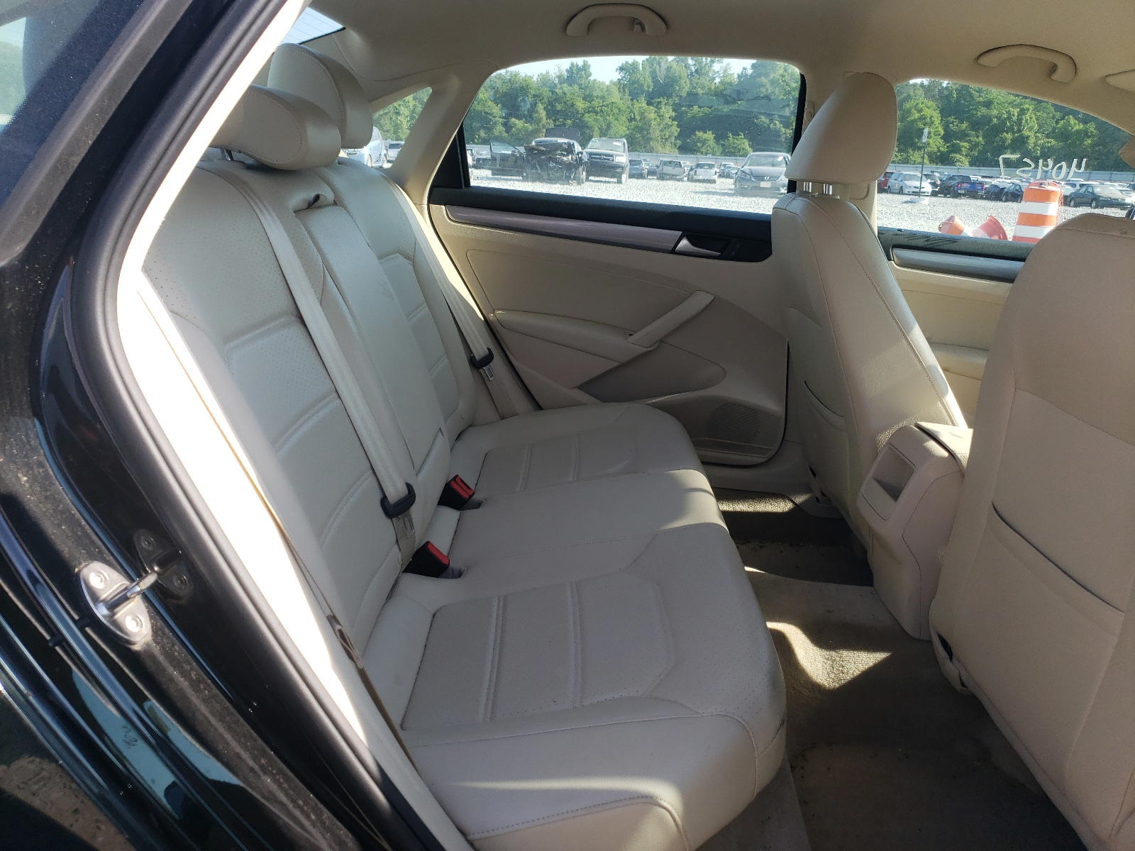 Photo 6 from auction – 2015 VOLKSWAGEN PASSAT S with VIN 1VWAT7A37FC080656