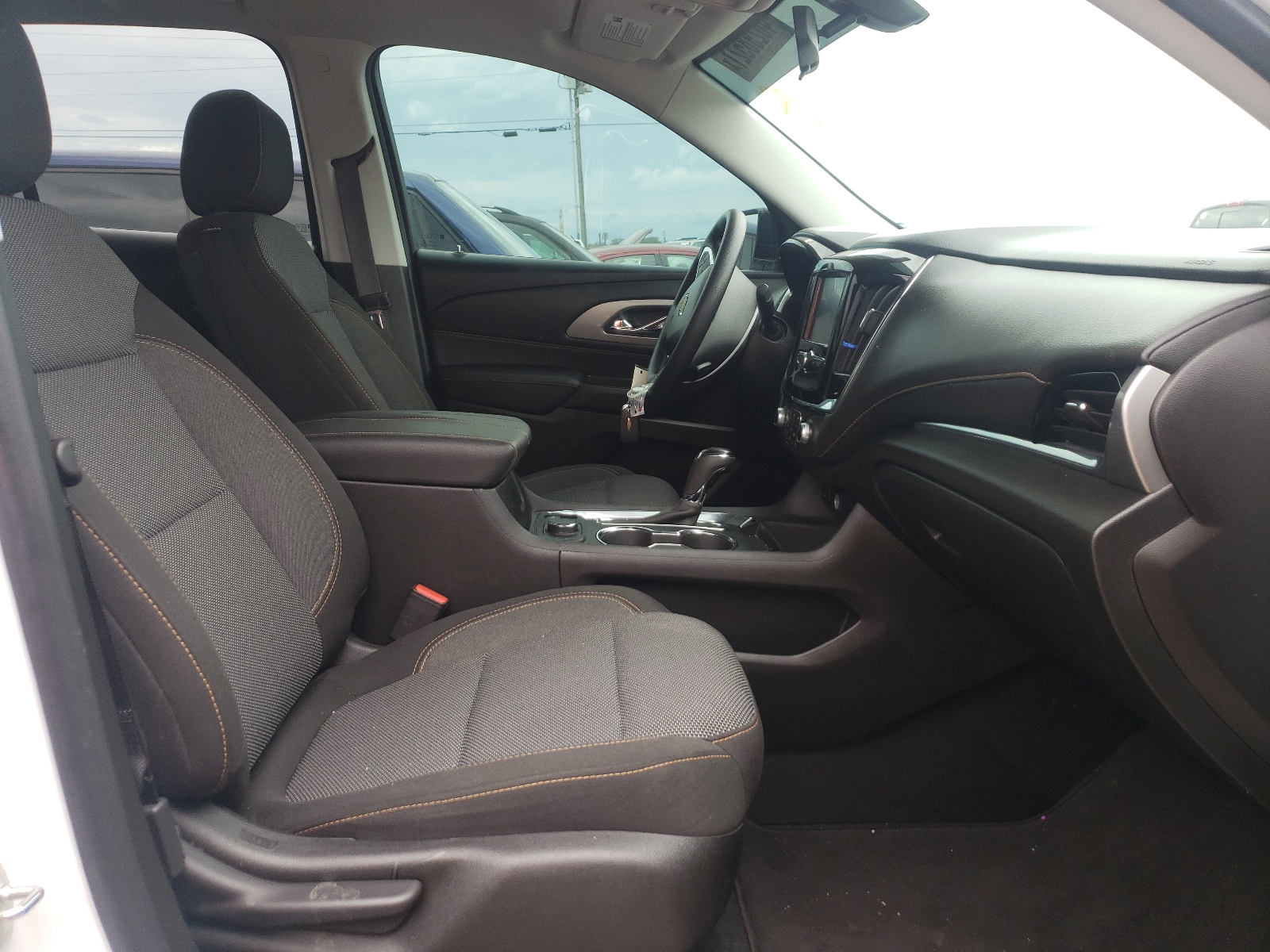 Photo 5 from auction – 2018 CHEVROLET TRAVERSE L with VIN 1GNERFKW9JJ205870