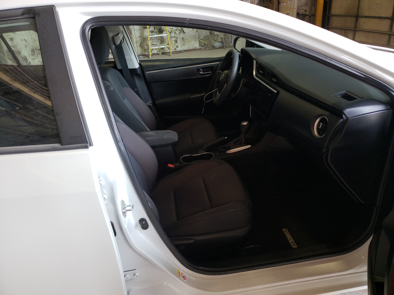Photo 5 from auction – 2017 TOYOTA COROLLA L with VIN 5YFBURHE0HP715024