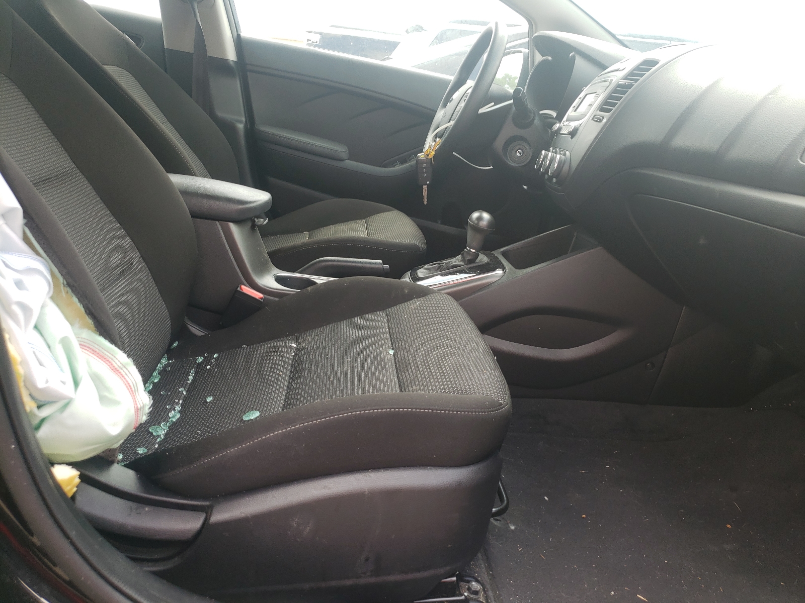 Photo 6 from auction – 2017 KIA FORTE LX with VIN 3KPFK4A76HE151161