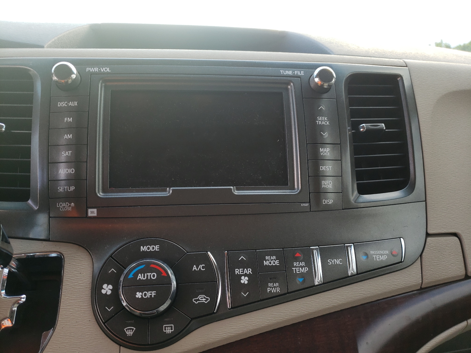 Photo 9 from auction – 2012 TOYOTA SIENNA XLE with VIN 5TDYK3DC3CS207311