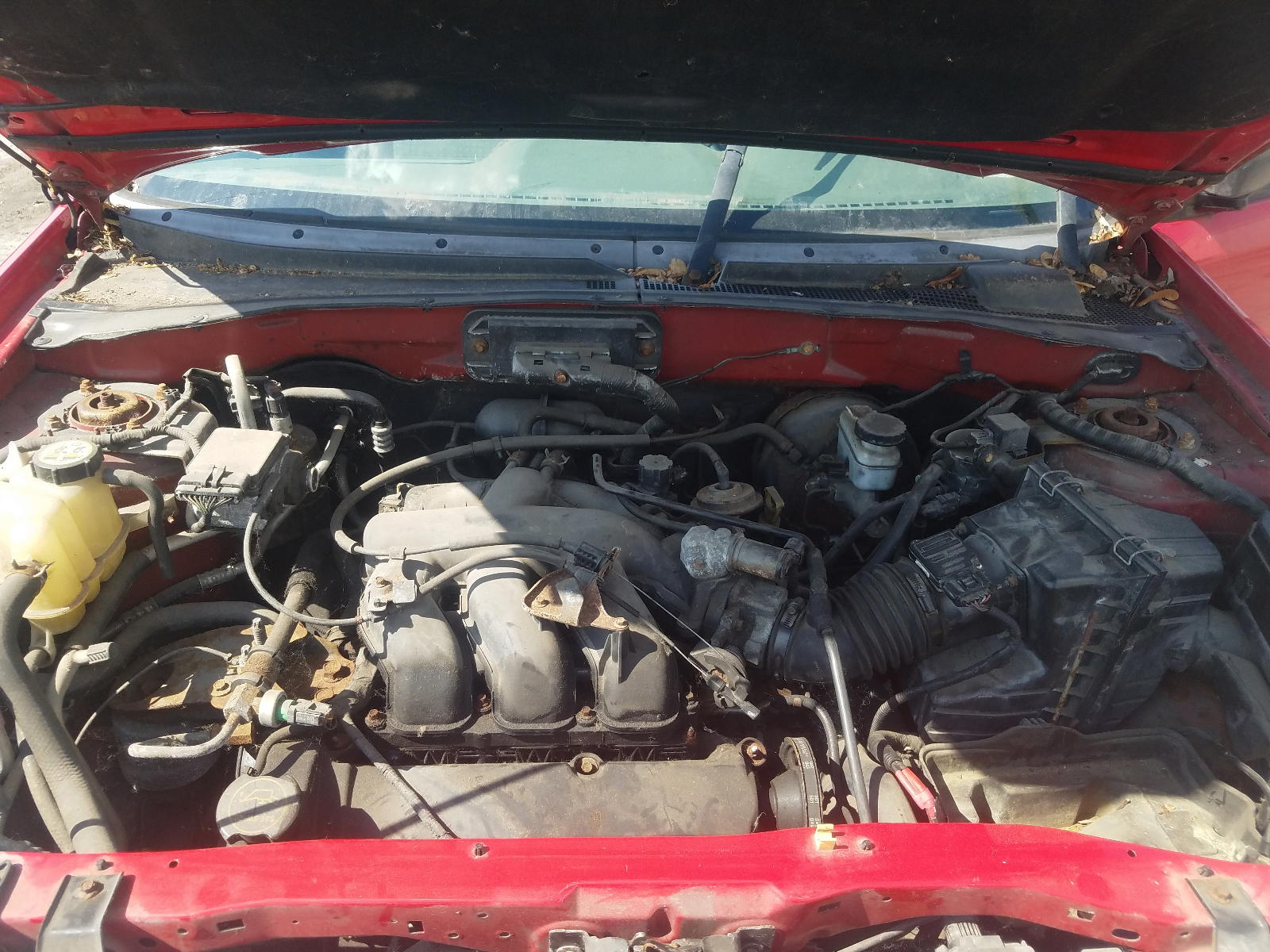 Photo 7 from auction – 2002 FORD ESCAPE XLS with VIN 1FMYU021X2KB77199