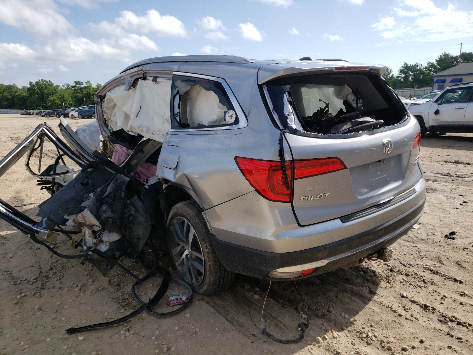Photo 3 from auction – 2017 HONDA PILOT TOUR with VIN 5FNYF6H93HB096548
