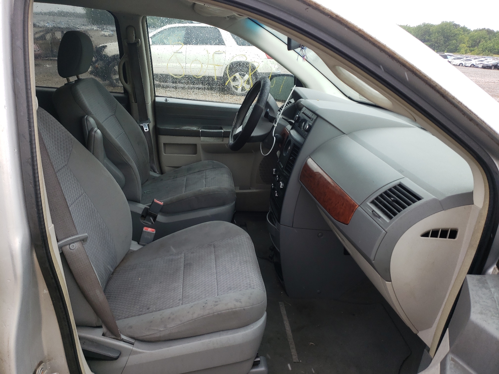 Photo 6 from auction – 2008 CHRYSLER TOWN & COU with VIN 2A8HR54P48R758186