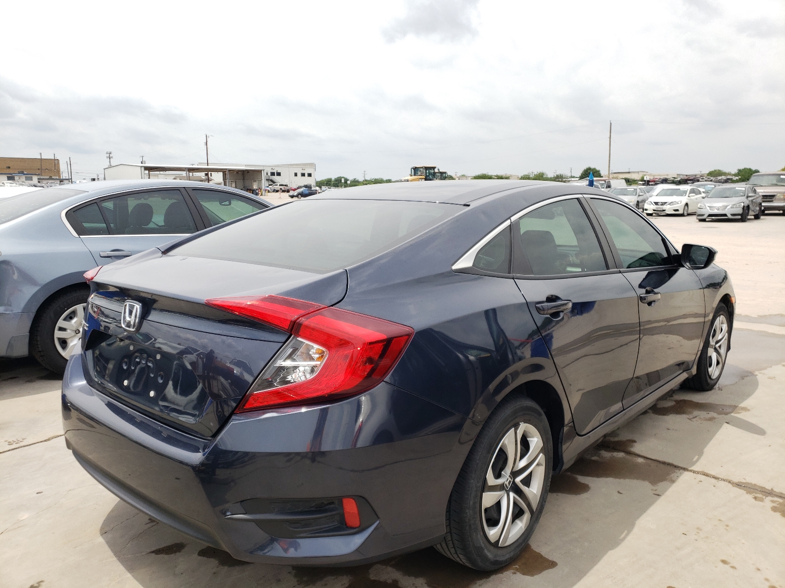 Photo 4 from auction – 2017 HONDA CIVIC LX with VIN 19XFC2F5XHE042176
