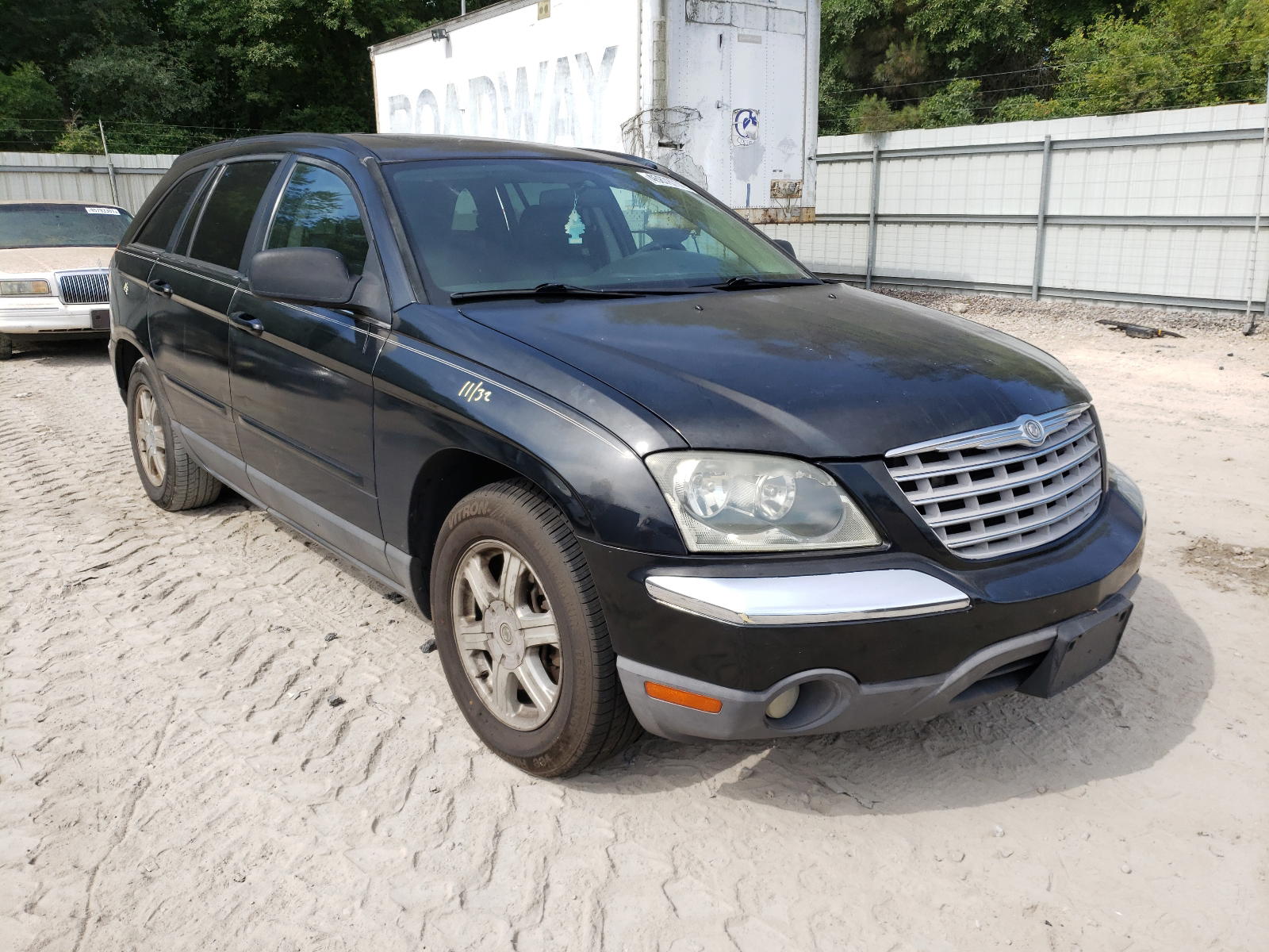 CHRYSLER PACIFICA T 2006 with VIN 2A4GM68446R658006 - Photo from auction
