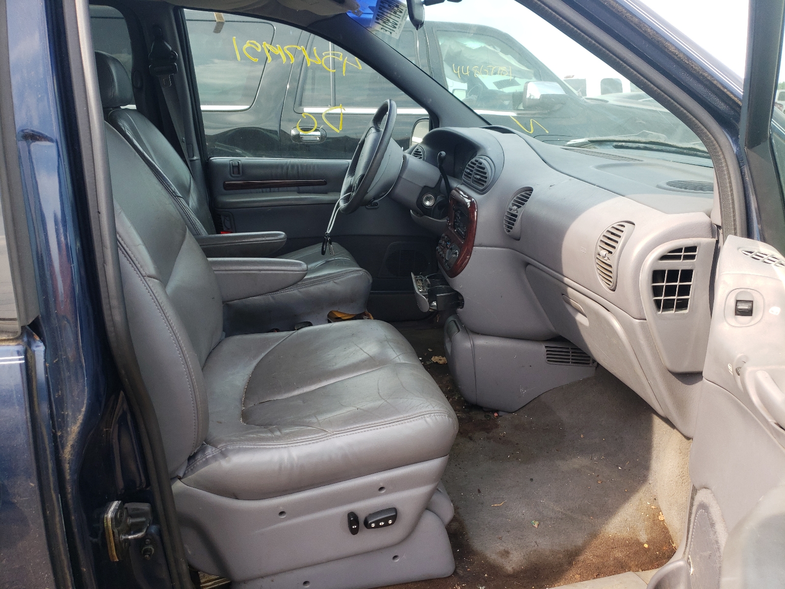 Photo 5 from auction – 2000 CHRYSLER TOWN & COU with VIN 1C4GP54L6YB694141