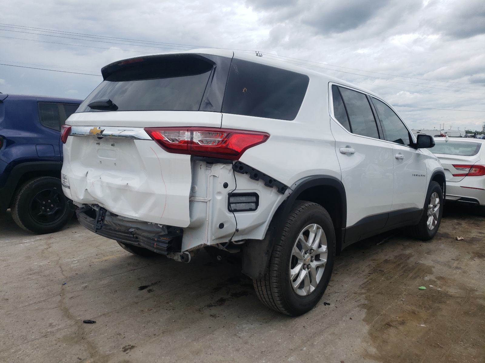 Photo 4 from auction – 2018 CHEVROLET TRAVERSE L with VIN 1GNERFKW9JJ205870
