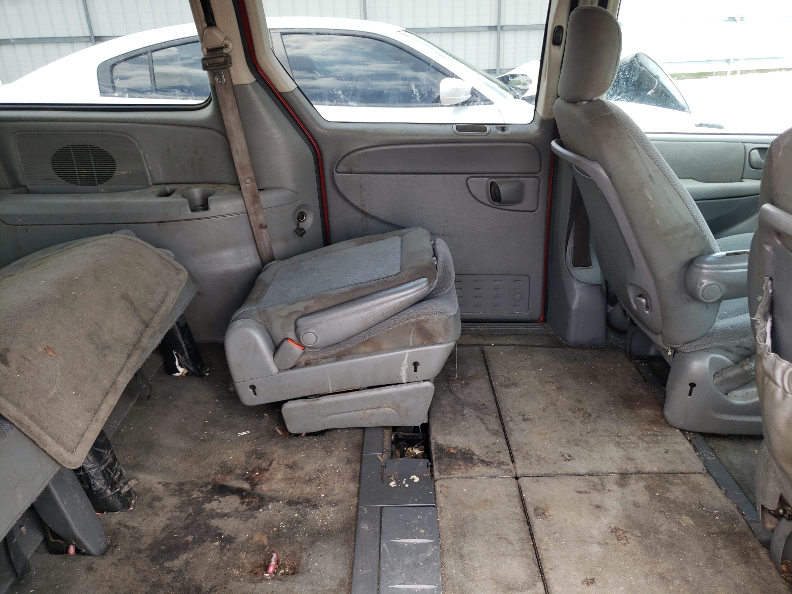 Photo 6 from auction – 2005 CHRYSLER TOWN & COU with VIN 2C4GP44R35R296848