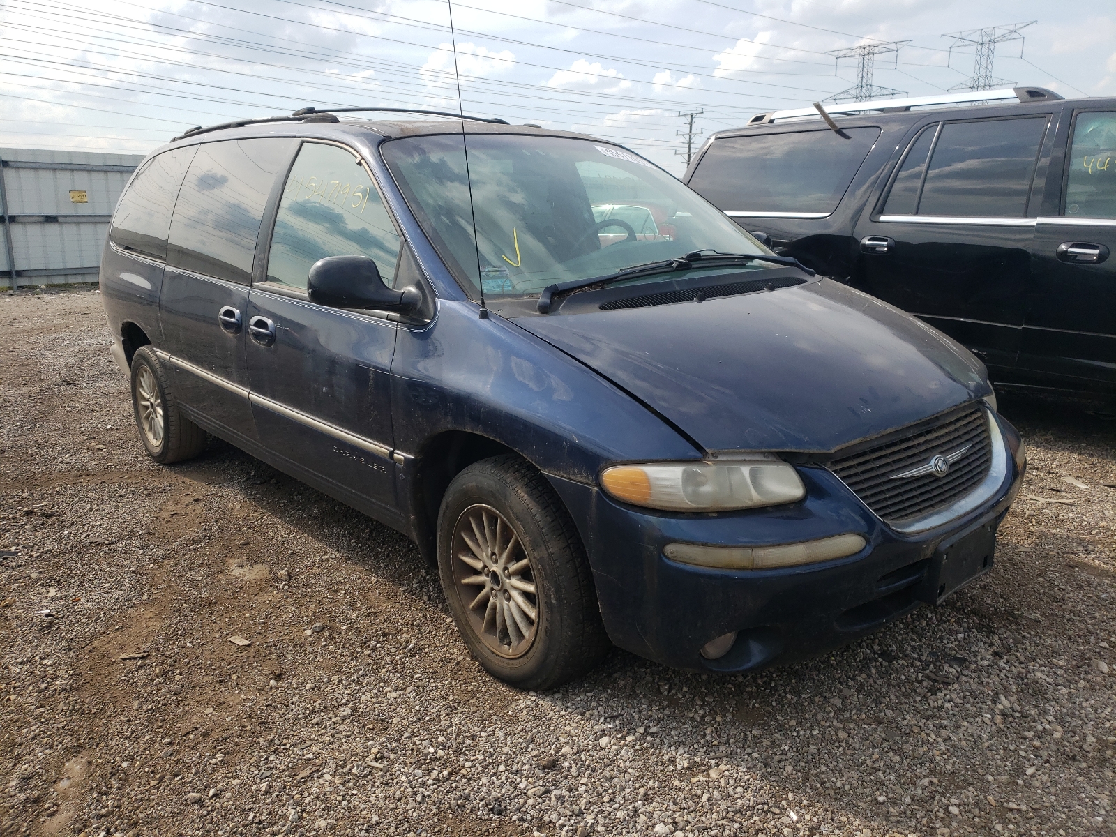 Photo 1 from auction – 2000 CHRYSLER TOWN & COU with VIN 1C4GP54L6YB694141