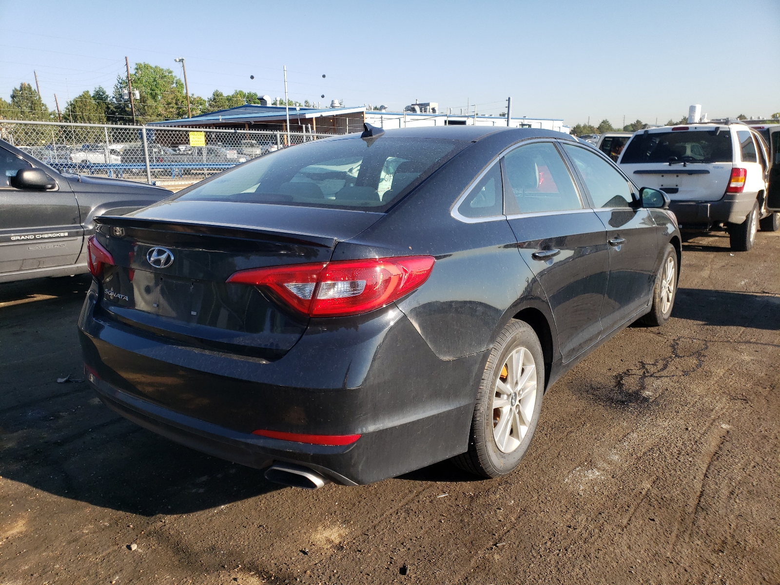 Photo 4 from auction – 2017 HYUNDAI SONATA SE with VIN 5NPE24AF5HH557950