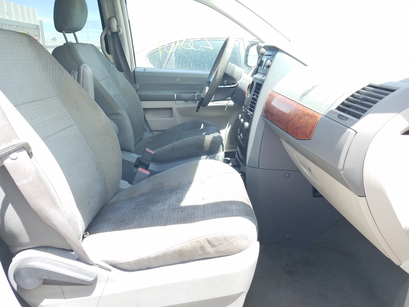 Photo 5 from auction – 2008 CHRYSLER TOWN & COU with VIN 2A8HR44HX8R816627