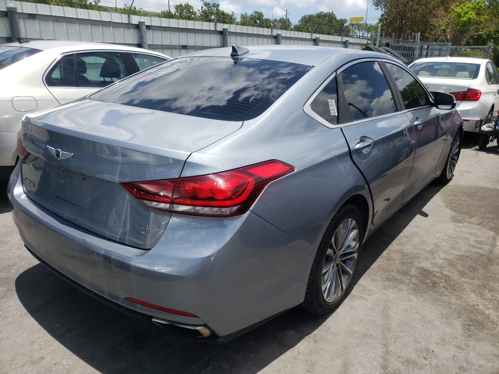Photo 4 from auction – 2016 HYUNDAI GENESIS 3. with VIN KMHGN4JE2GU135402