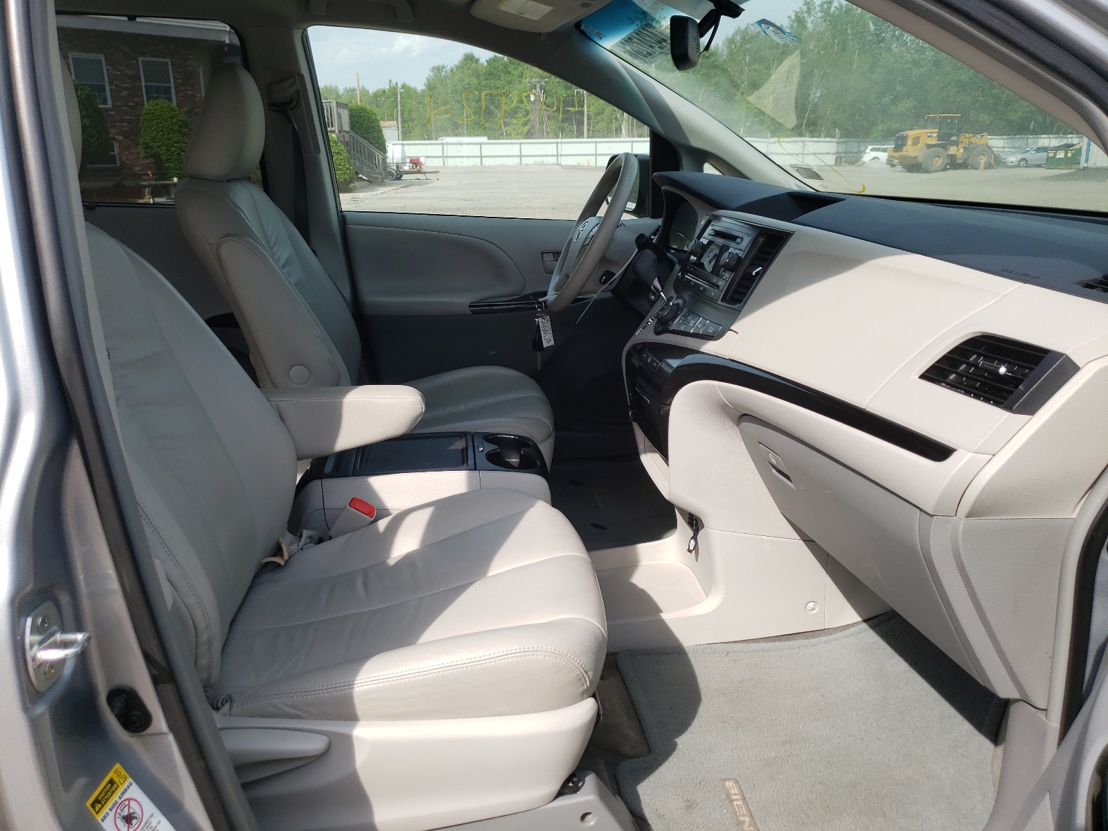 Photo 5 from auction – 2014 TOYOTA SIENNA CAR with VIN 5TDKK3DCXES436786