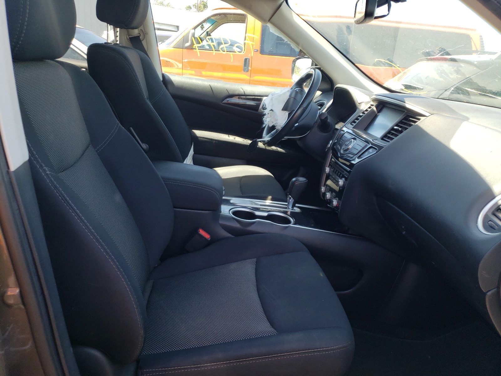 Photo 5 from auction – 2017 NISSAN PATHFINDER with VIN 5N1DR2MN1HC626820