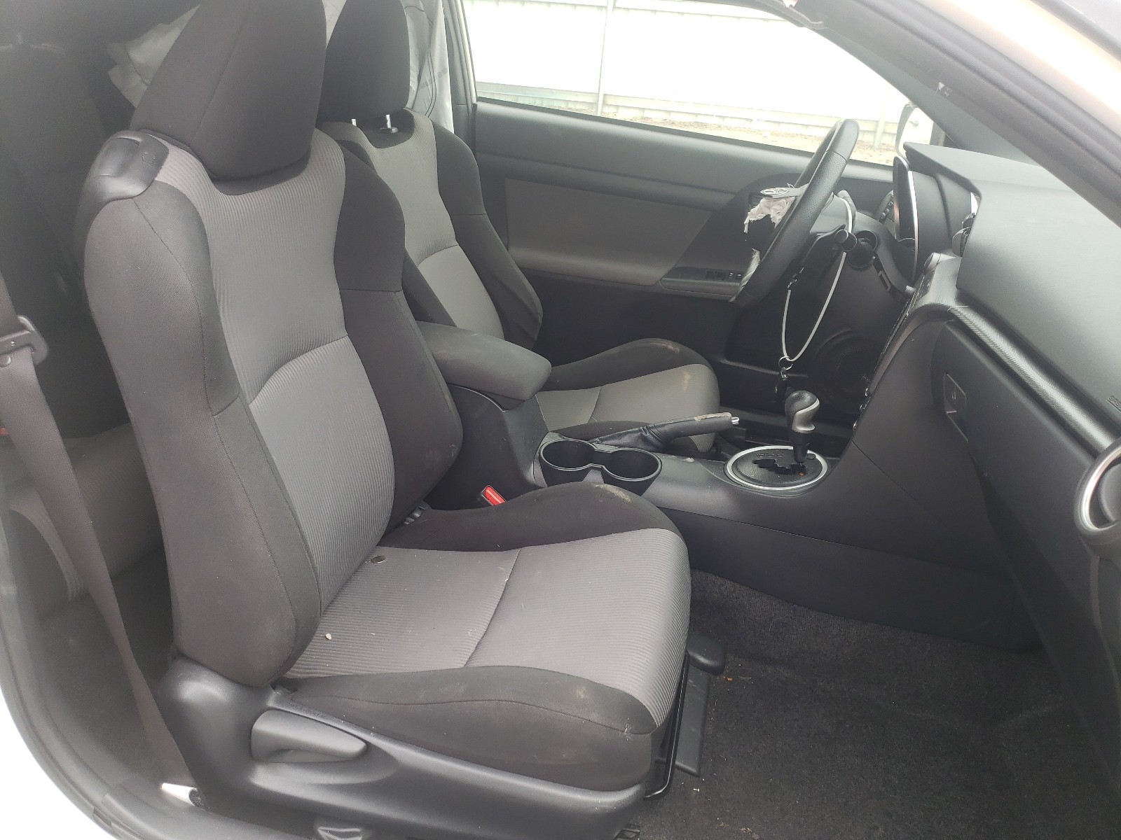 Photo 5 from auction – 2016 TOYOTA SCION TC with VIN JTKJF5C70GJ019315