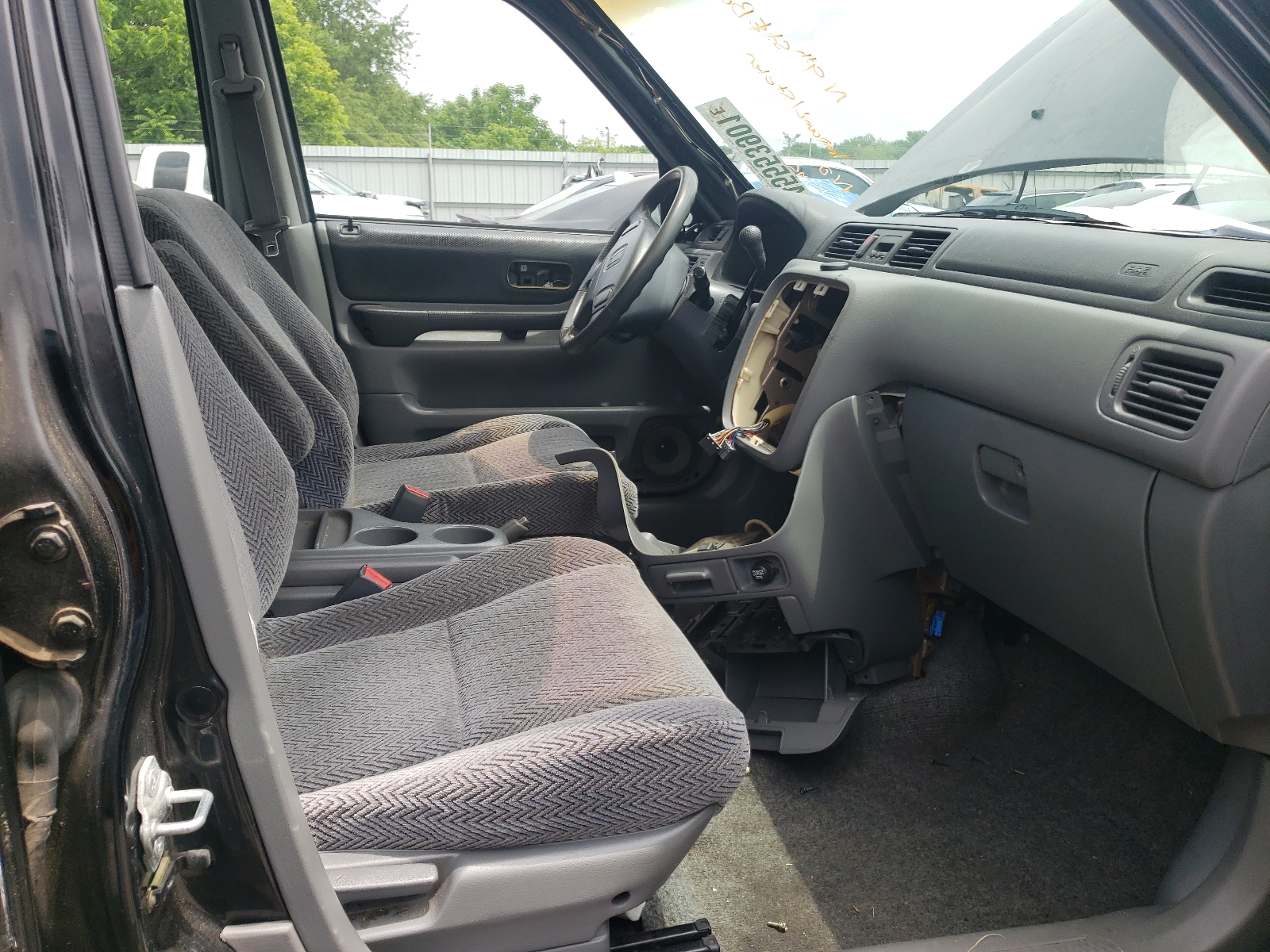 Photo 5 from auction – 1998 HONDA CR-V LX with VIN JHLRD1849WC071622