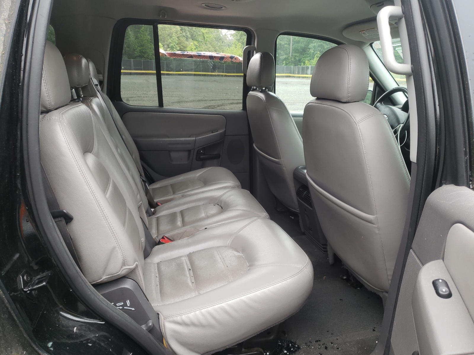 Photo 6 from auction – 2006 FORD EXPLORER with VIN 1FMZU63W75UA15251
