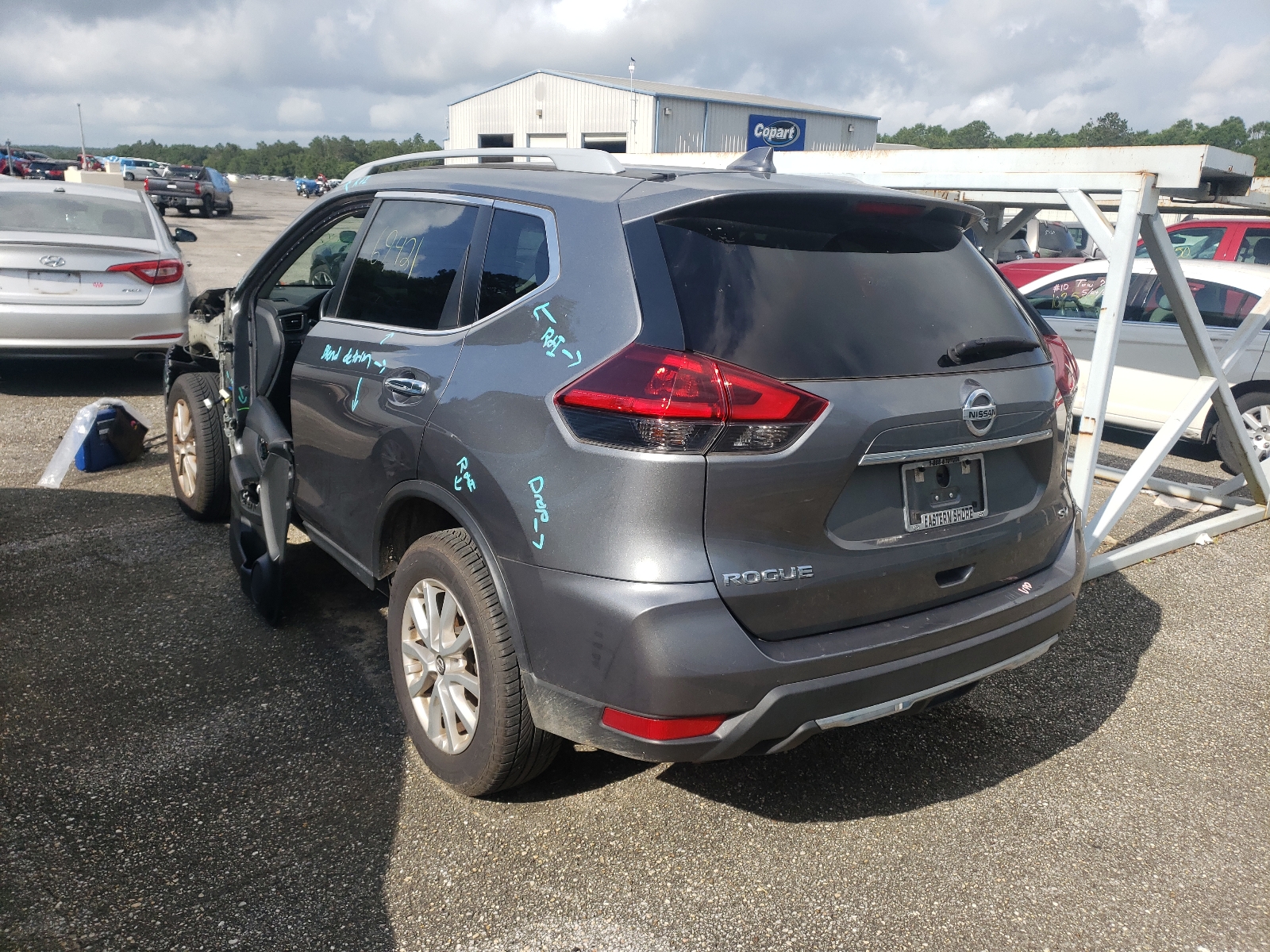 Photo 3 from auction – 2018 NISSAN ROGUE S with VIN 5N1AT2MT3JC700344