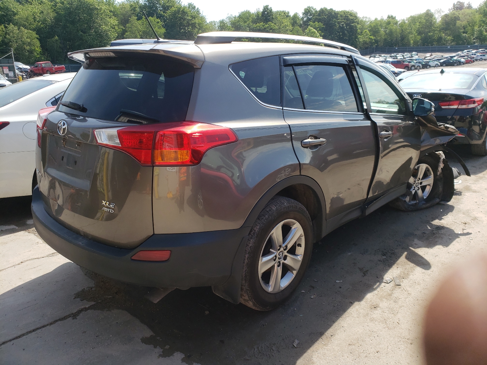Photo 4 from auction – 2015 TOYOTA RAV4 XLE with VIN 2T3RFREV3FW253882