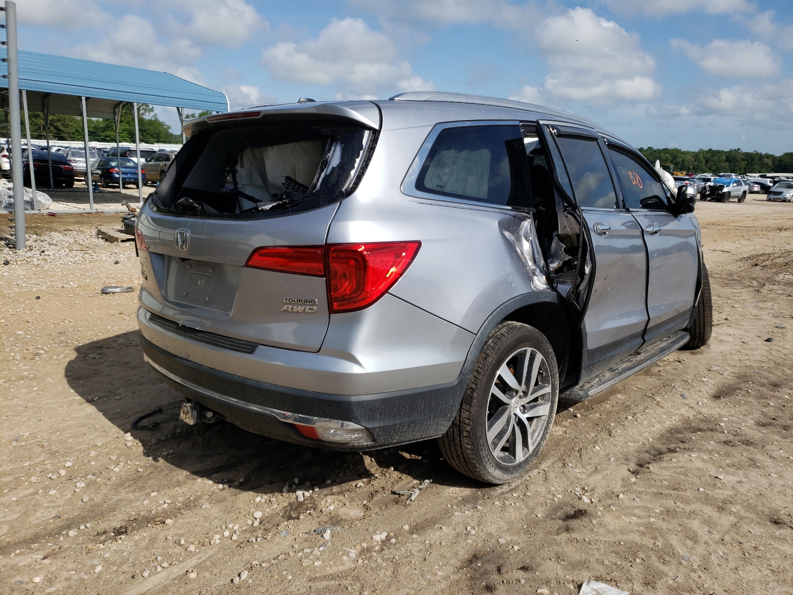 Photo 4 from auction – 2017 HONDA PILOT TOUR with VIN 5FNYF6H93HB096548