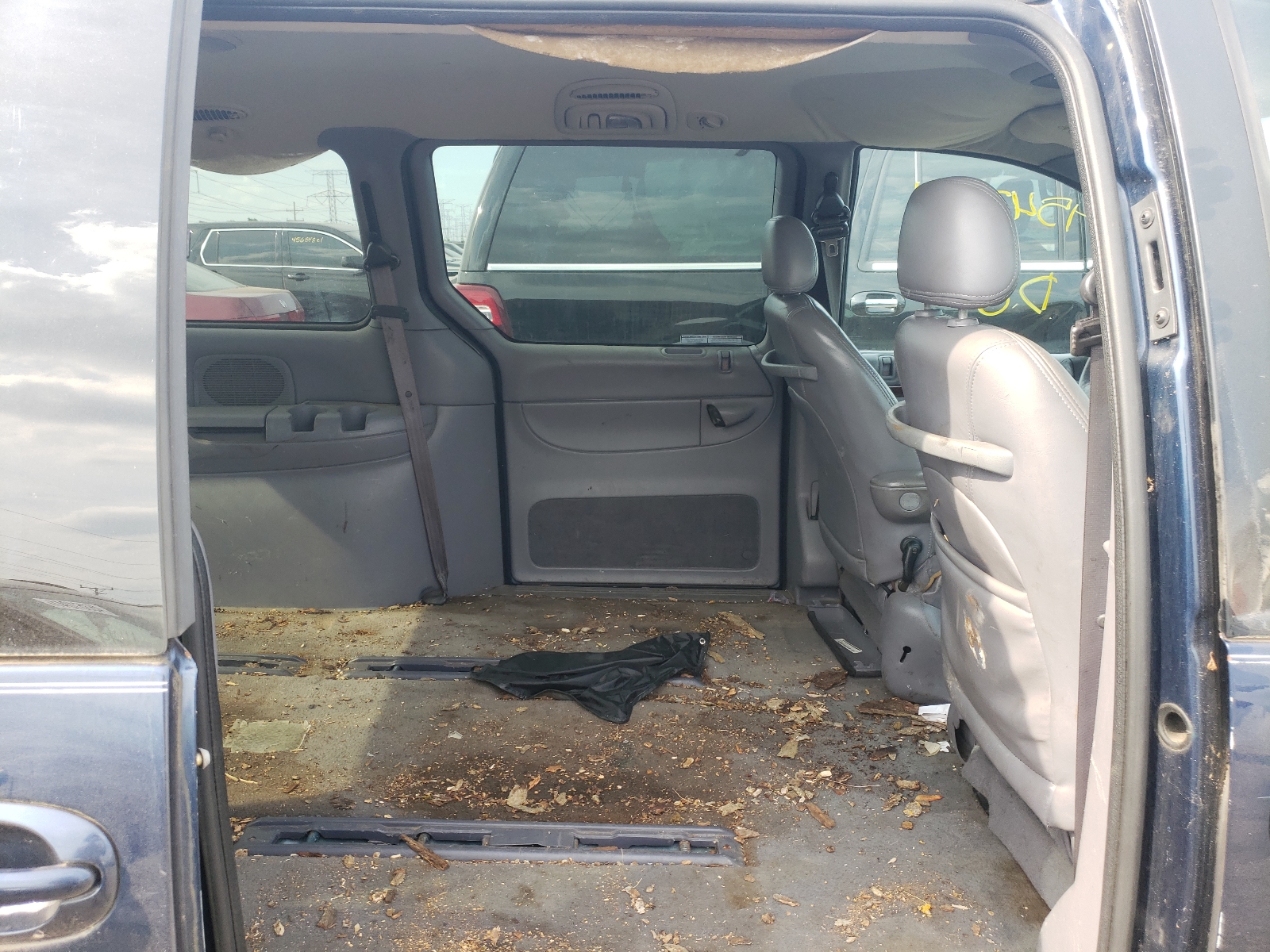 Photo 6 from auction – 2000 CHRYSLER TOWN & COU with VIN 1C4GP54L6YB694141